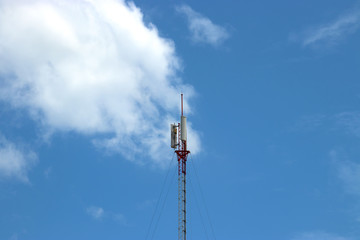 Obraz premium Telecommunication tower with antennas with blue sky