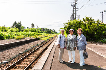 駅に立っているシニア女性