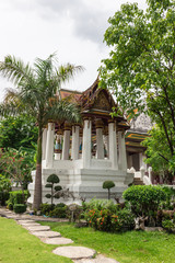 Fototapeta na wymiar Wat Rakhang at Bangkok : ワットラカーン・寺・バンコク・チャオプラヤー川