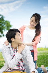 Fototapeta premium ピクニックをする夫婦