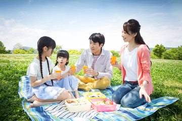 ピクニックをする家族 © milatas