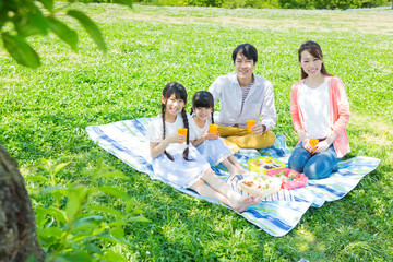 ピクニックをする家族