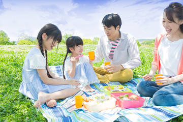 ピクニックをする家族