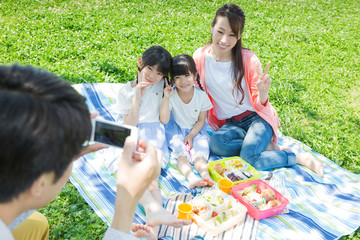 ピクニックをする家族