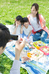 ピクニックをする家族