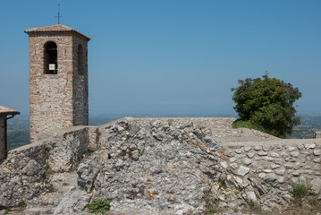 Fototapeta na wymiar Fortifications and views in the village of Torriana. Rimini.