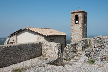 Fototapeta na wymiar Fortifications and views in the village of Torriana. Rimini.