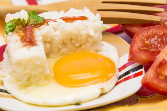 Eggs with rice and tomato