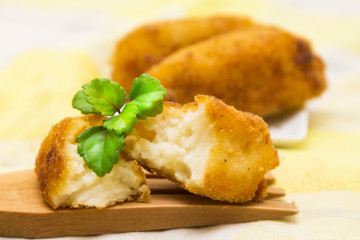 Wooden spoons with croquette