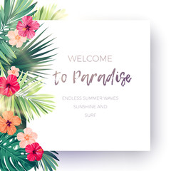 Obraz premium Zielone lato tropikalny tło z egzotycznymi palmami i kwiatami hibiskusa. Kwiatowy tło wektor.