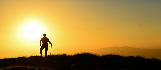 Zirveden G&uuml;neşe Uzanan Dağcı Sil&uuml;eti