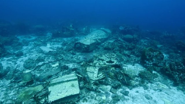 Unterwasser - Riff - Wrack - Flugzeugwrack - Schwamm - Koralle - Taucher - Tauchen - Curacao - Karibik - 4K