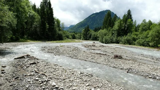 Fluss Trettach bei Oberstdorf im Allg&auml;u mit Wald und Berg