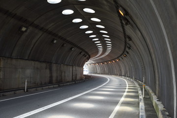 シェルター ／ 山形県庄内地方の海岸道路に建造されているシェルターです。すぐ横が海なので、風や波除けの役目を果たします。また冬期間は、雪から防護するために設置されたシェルターです。