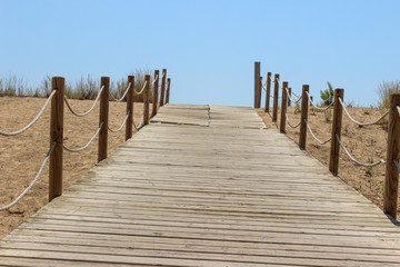 Camino de madera en la playa