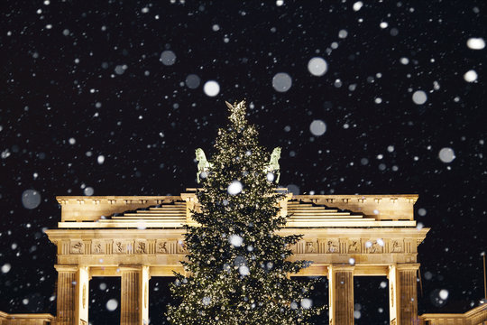 Weihnachtsbaum am Brandenburger Tor in Berlin