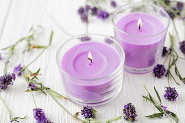 Obraz na płótnie Canvas lavender flowers and aromatherapy candles