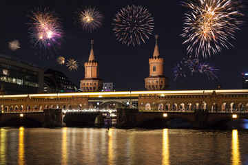 Fototapeta premium Berlin Oberbaumbrücke Feuerwerk
