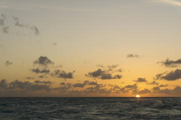 Obraz premium Dramatic sunset over tropical sea