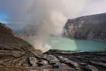 Schwefelfumerolen und Schwefelsäuresee im Ijen-Vulkan - Java - Indonesien