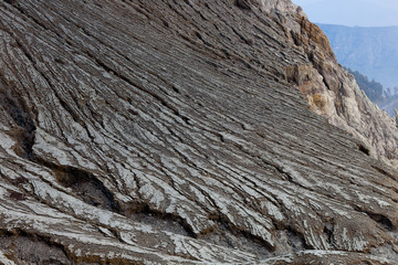 Schwefelfumerolen und Schwefelsäuresee im Ijen-Vulkan - Java - Indonesien