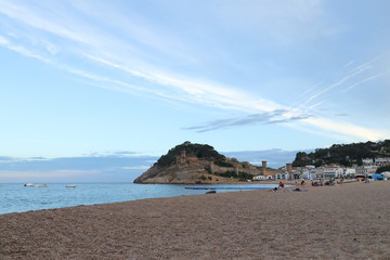 Atardecer en la playa grande de Tossa de Mar, en la Costa Brava