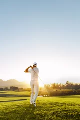 Vlies Fototapete Golf Junger Mann, der an einem sonnigen Tag Golf spielt