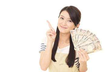 紙幣を持つ主婦