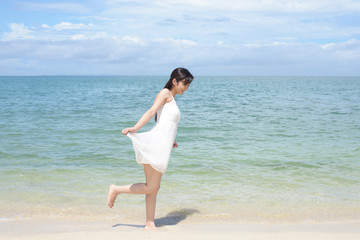 Fototapeta na wymiar 沖縄の海で楽しむ女性