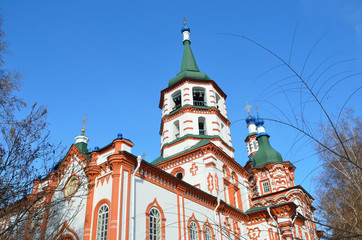 Fototapeta na wymiar Церковь Воздвижения честного и животворящего креста Господня в Иркутске на фоне синего неба,18 век