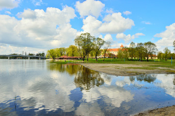Fototapeta na wymiar Zamek wśród drzew nad rzeką