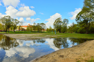 Brzeg rzeki z drzewami i niebem. © W Korczewski