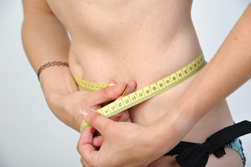 weiblicher bauch mit maßband BMI messen