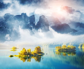 Obrazy na Szkle  Widok na wyspy i turkusową wodę w jeziorze Eibsee, Alpy Bawarskie, Europa.