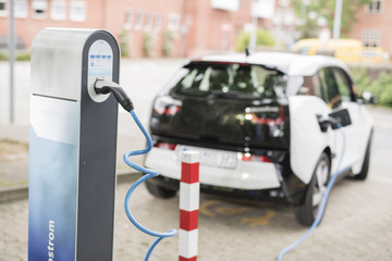 betanken eines Elektroautos 
