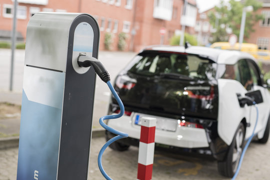 Betanken eines Elektroauto mit Strom