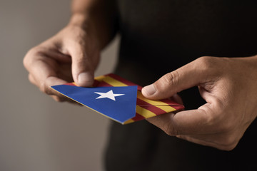 envelope with the Catalan pro-independence flag