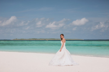 Fototapeta na wymiar Bride on the beach