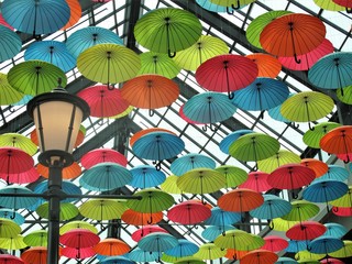 Fototapeta na wymiar Colorful umbrellas hanging from the ceiling
