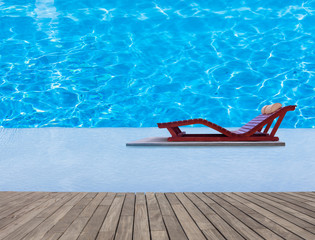 piscine à plage immergée avec lit de soleil et terrasse en bois 