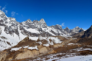 Fototapeta na wymiar Majestic Himalayan mountain ridge on the way to Everest base camp from Cho La Pass. Sagarmatha National Park, Nepal.