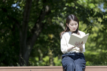 本を読む女性