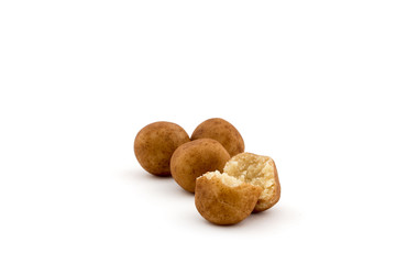 marzipankugeln auf weissen hintergrund..