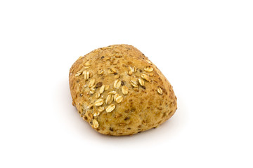 ein weizenbrötchen auf einem weissen hintergrund