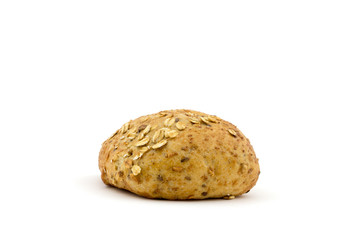 ein weizenbrötchen auf weissen hintergrund