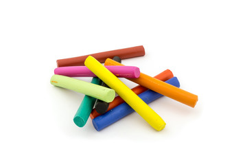 verschiedene farbige knetwürste auf weissen hintergrund