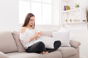 Obraz premium Happy woman at home with coffee