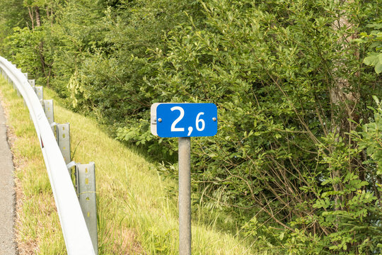 stra&szlig;enscild in wiese