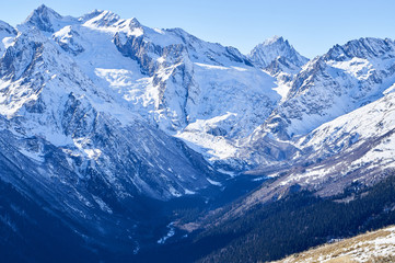 Fototapeta na wymiar Mountain peaks on a sunny winter day