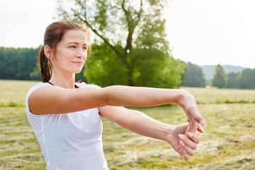 Junge Frau beim Dehnen der Hand